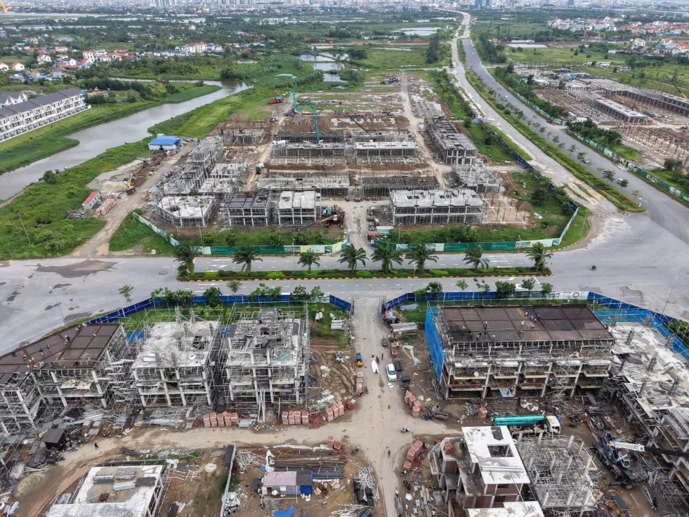 Công trường Sol Garden hoạt động liên tục với nhiều thiết bị và nhân lực thi công Công trường Sol Garden hoạt động liên tục với nhiều thiết bị và nhân lực thi công