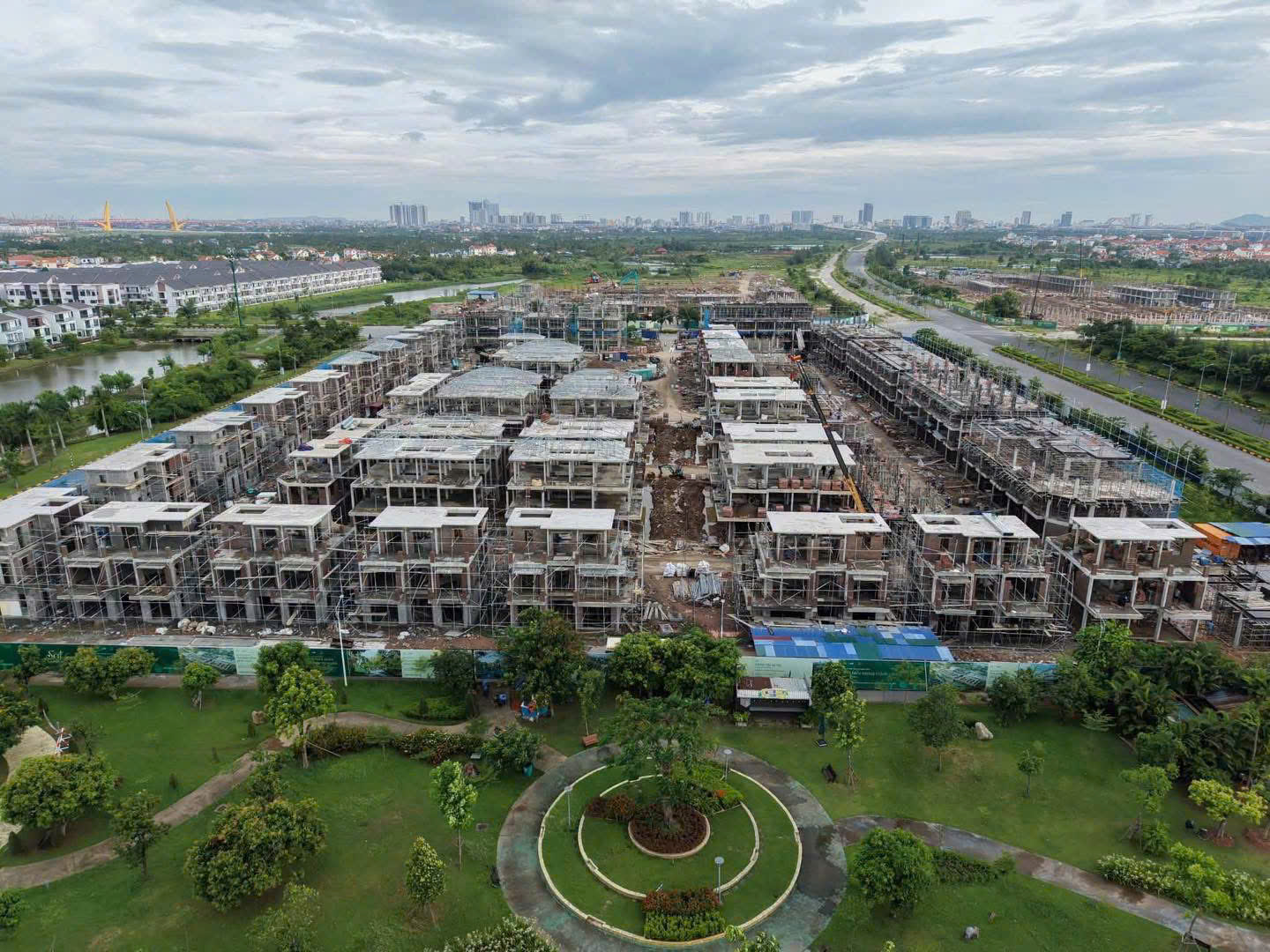 Tiến độ dự án Sol Garden T7/2026: Khu thấp tầng tăng tốc thi công, từng bước hoàn thiện diện mạo đô thị